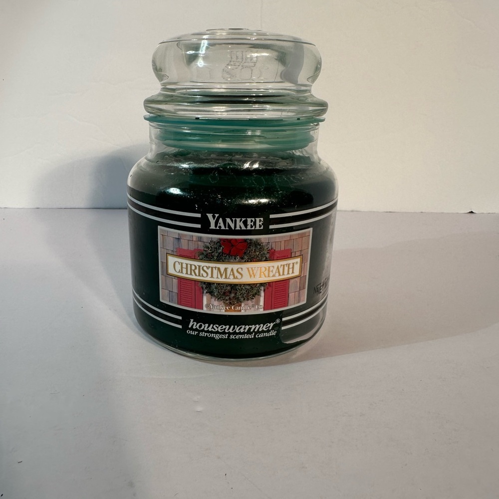 Yankee Housewarmer Christmas Wreath Candle 14.5 oz New Approx 65-90‎ Hours Burn